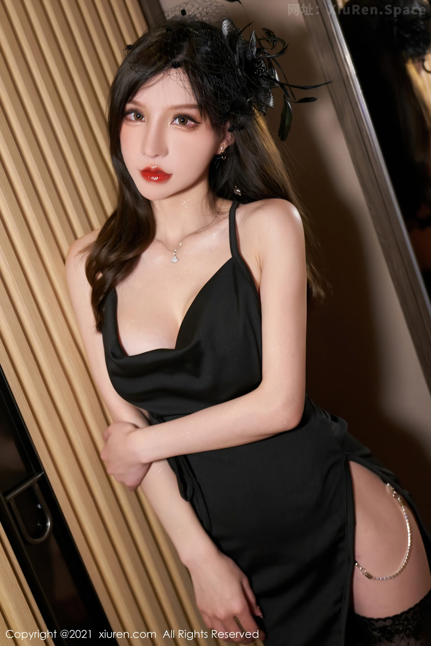 图片[4]-[XiuRen秀人网]VOL.3584 女神周于希Sandy华丽高贵吊裙配黑丝裤袜秀丰腴雪峰诱惑写真56P-秀人网官方网站